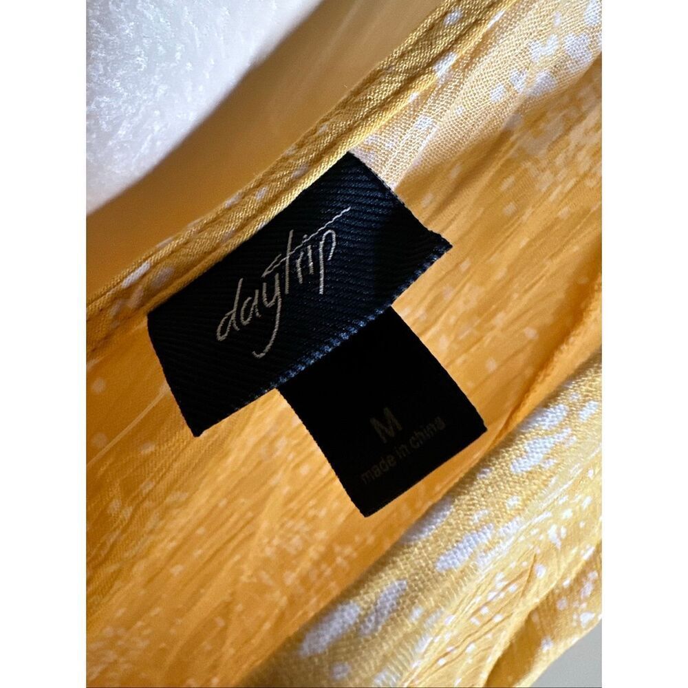 🌸 Day Trip Yellow and White Happy Tiered Baby Doll Top Size Medium New - Picture 4 of 5